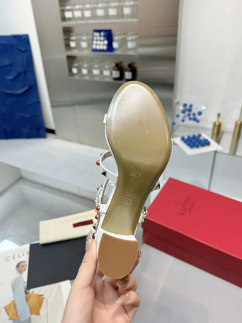 👟👟Ex-factory price 520👟👟 Valentino classic sandals with rivets ✔️Fashionable thick heel 9.5cm ✔️Mixed-breed sheepskin upper ✔️Mixed-breed sheepskin lining and foot pads ✔️Italian yellow cowhide outsole texture is clear and consistent with the counter ✔️Code number 35-40 (34, 41, 42 can be customized and not returned)
